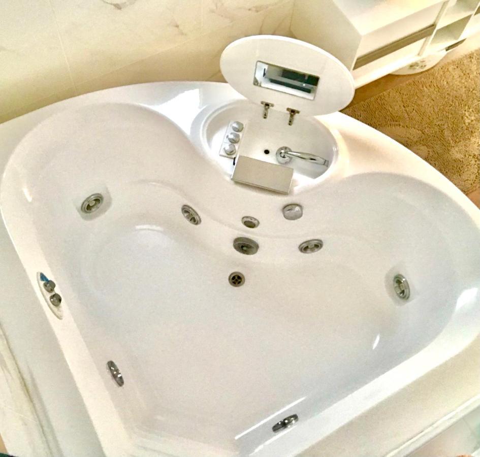 Stanza E Bagno Privato, Idromassaggio Con Extra Fee, In Appartamento Феррара Экстерьер фото